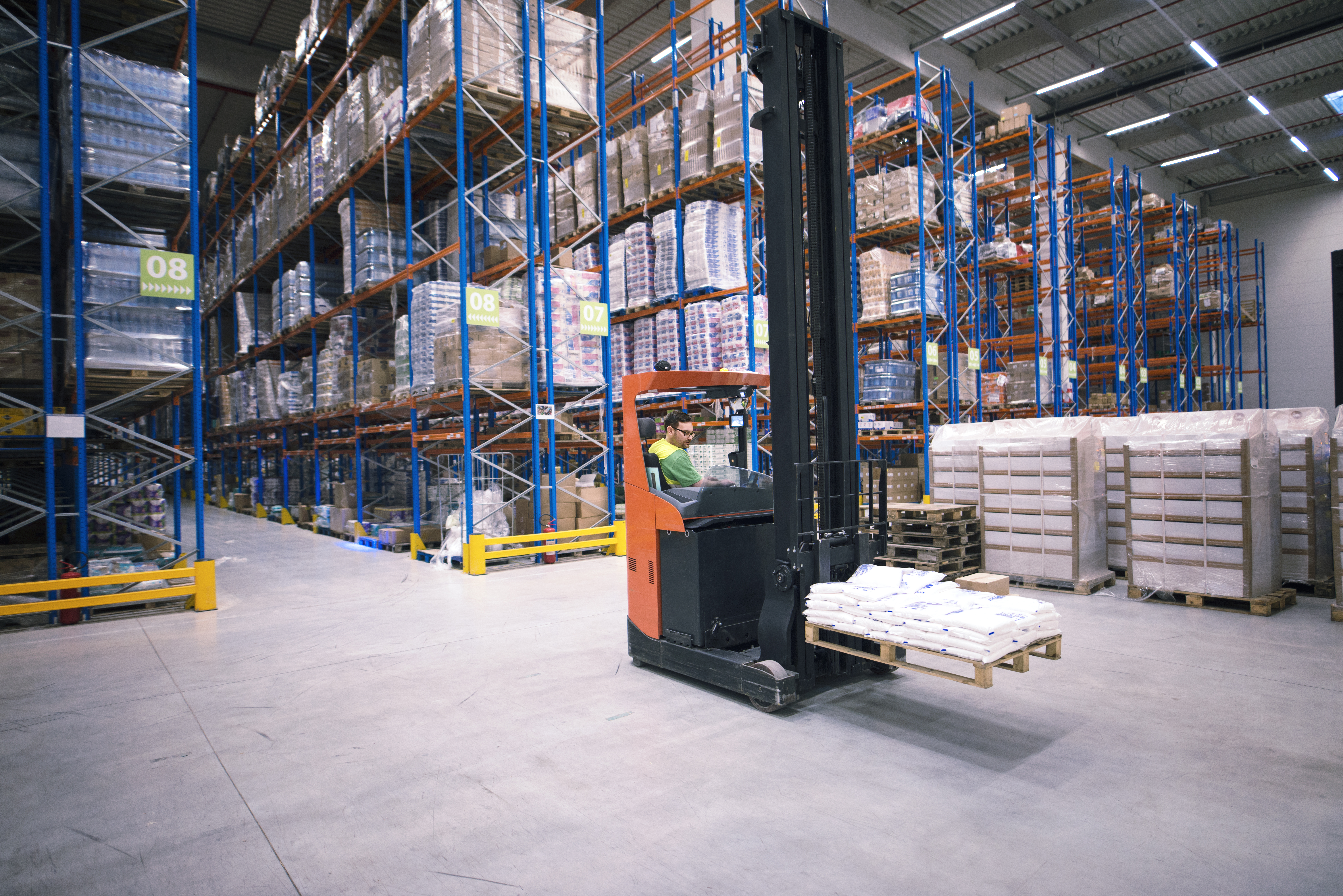 Bodega industrial con racks selectivos, pallets en altura y estructura metálica de almacenamiento
